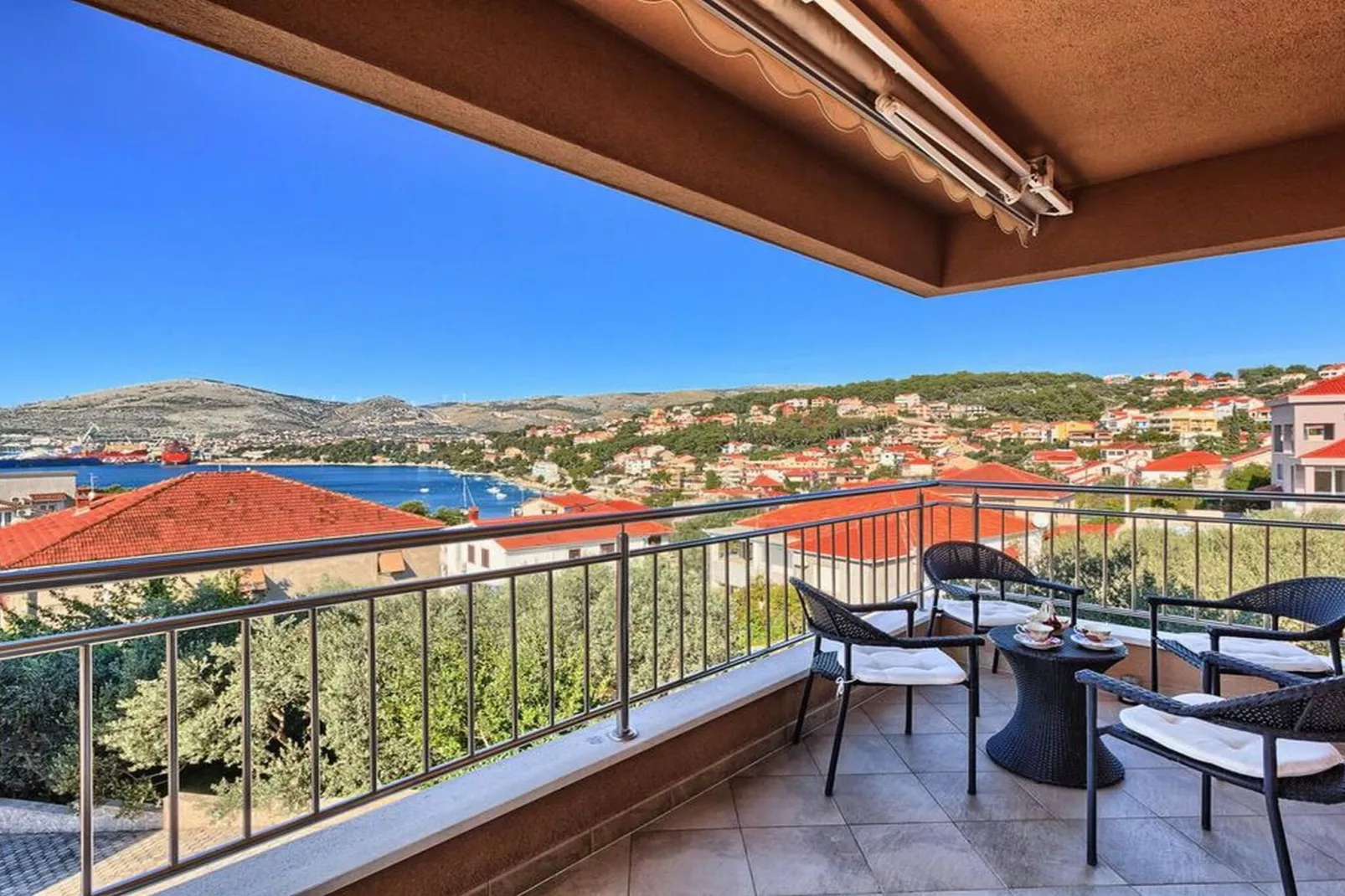 Luxury Apartment Okrug Gornji with Sea View and Pool - Three Bedroom Apartment with Sea View and Pool - Terrasbalkon