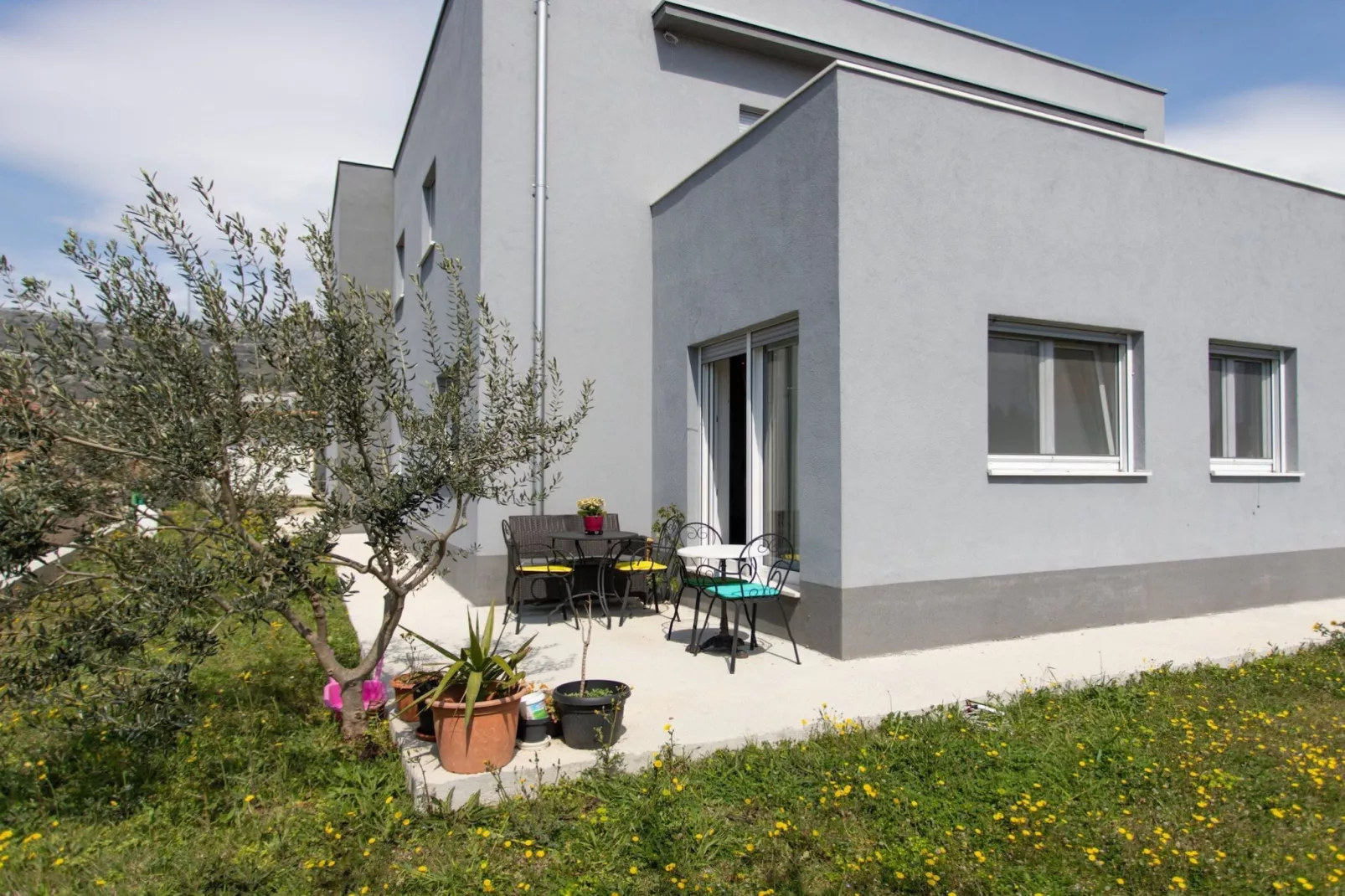 Trendy and Chic Apartment with Terrace and Private Garden - One Bedroom Apartment - Buitenlucht