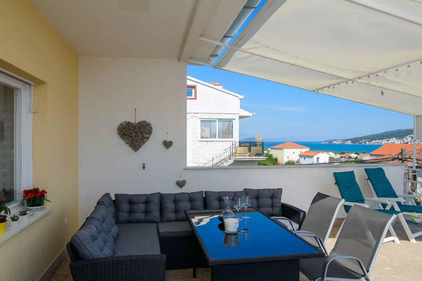 Modern Apartment Near Trogir Beach with Sea View Terrace and Lounge Area - Two Bedroom Apartment - Binnen