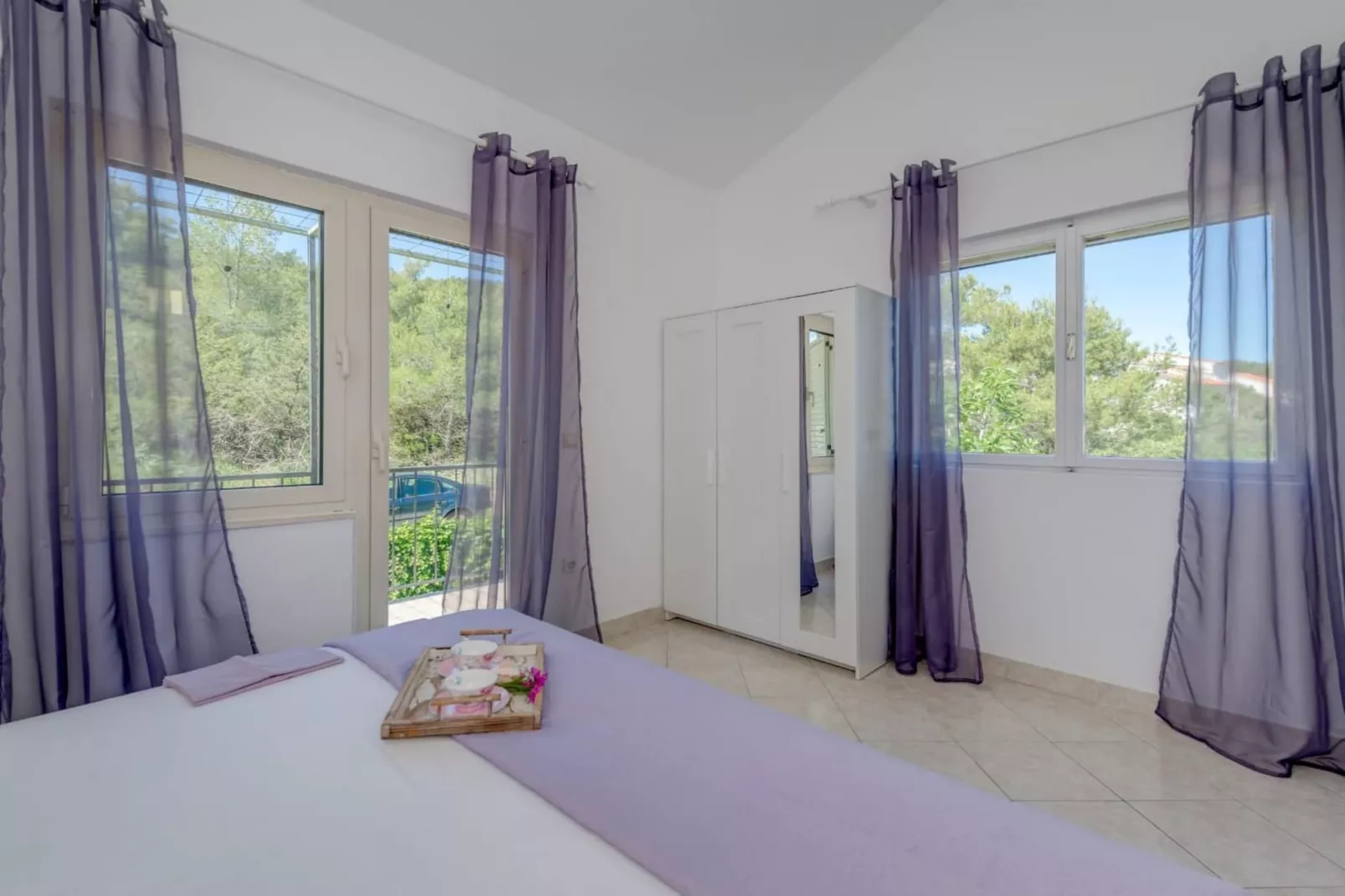 Seaside Getaway Holiday Home with Patio Slatine - Three Bedroom Holiday Home - Slaapkamer