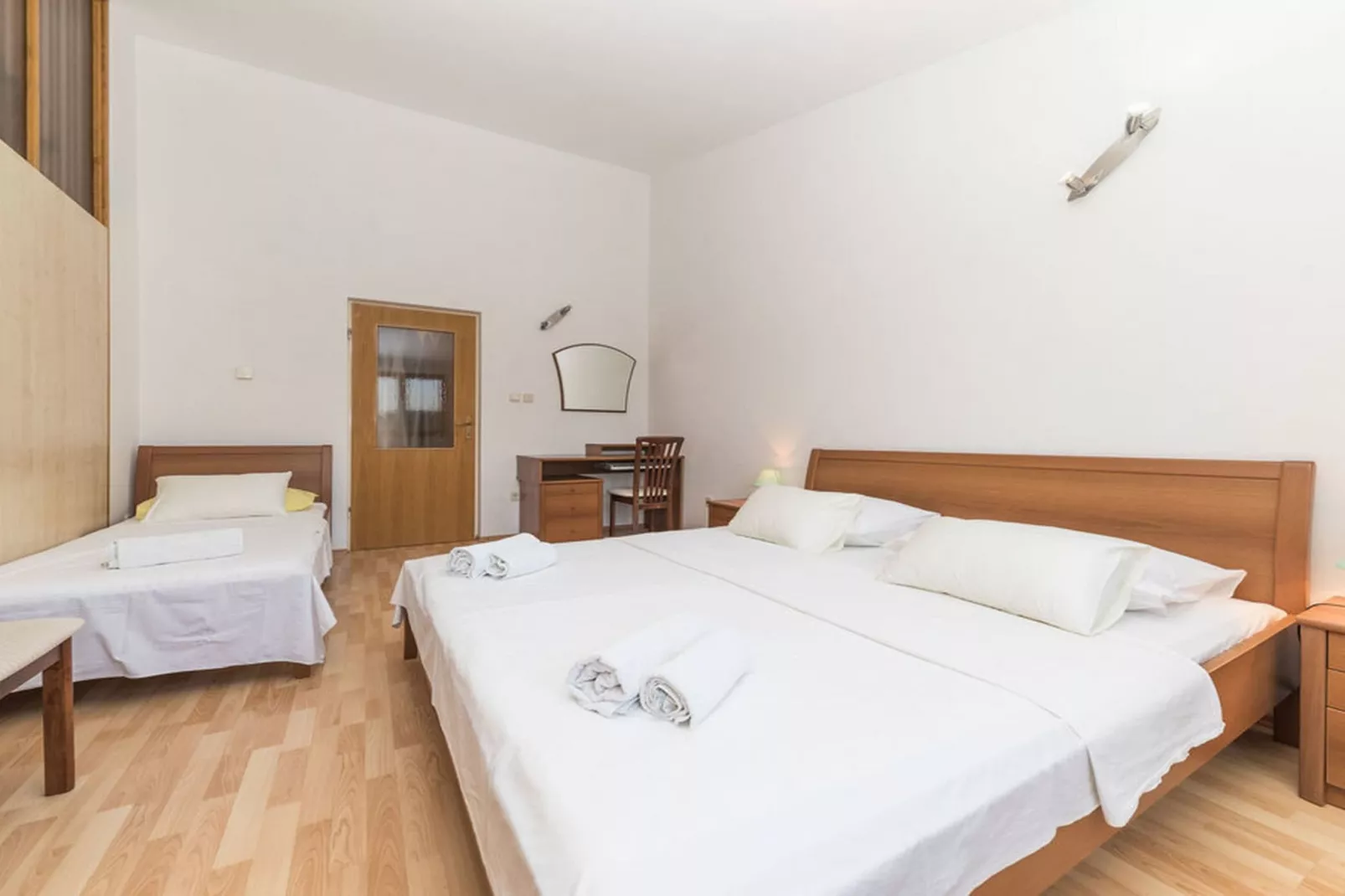 Relaxing Holiday Home with Pool, Fitness Area, and Entertainment Facilities - Six Bedroom Holiday Home - Slaapkamer