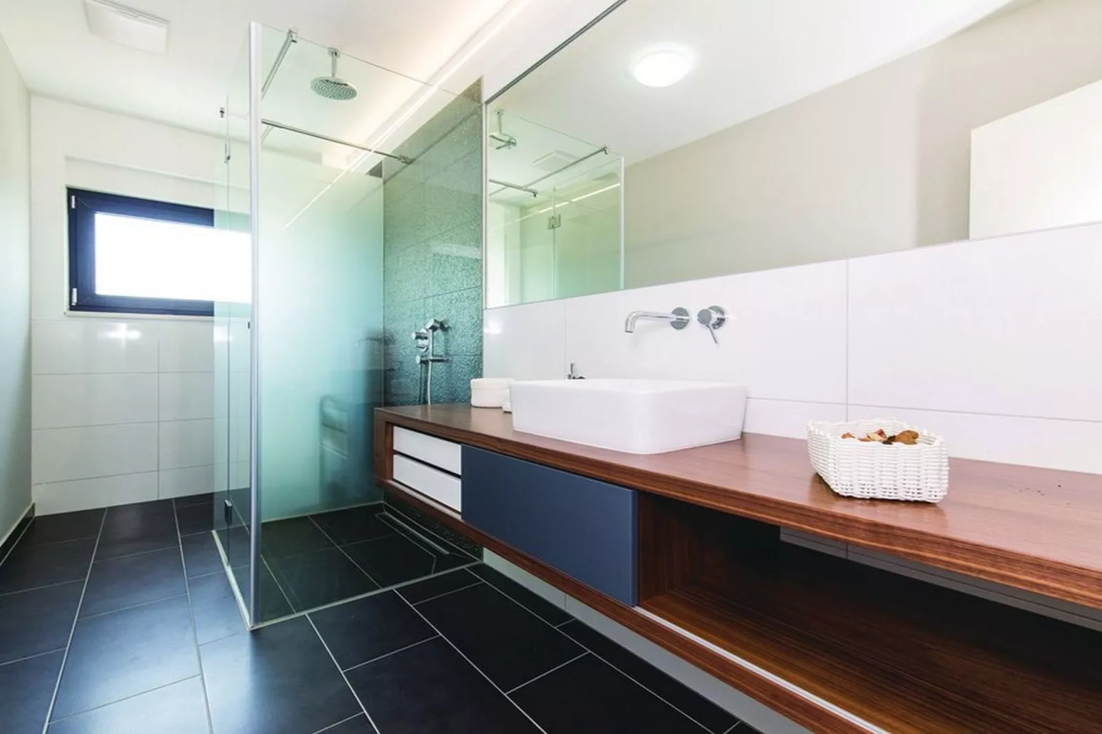 Modern Kastel Villa with Private Pool, Gym, and Large Outdoor Space - Eight Bedroom Villa - Badkamer