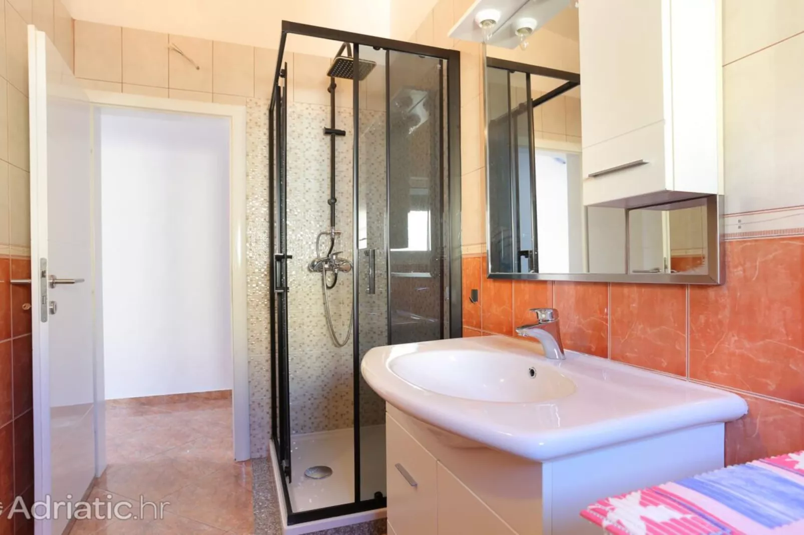 Holiday Home Nada Rogoznica - Six Bedroom Holiday Home - Badkamer