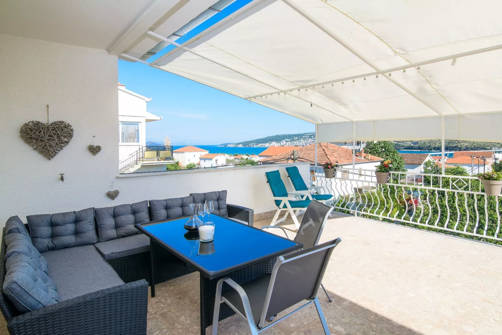Modern Apartment Near Trogir Beach with Sea View Terrace and Lounge Area - Two Bedroom Apartment - Binnen