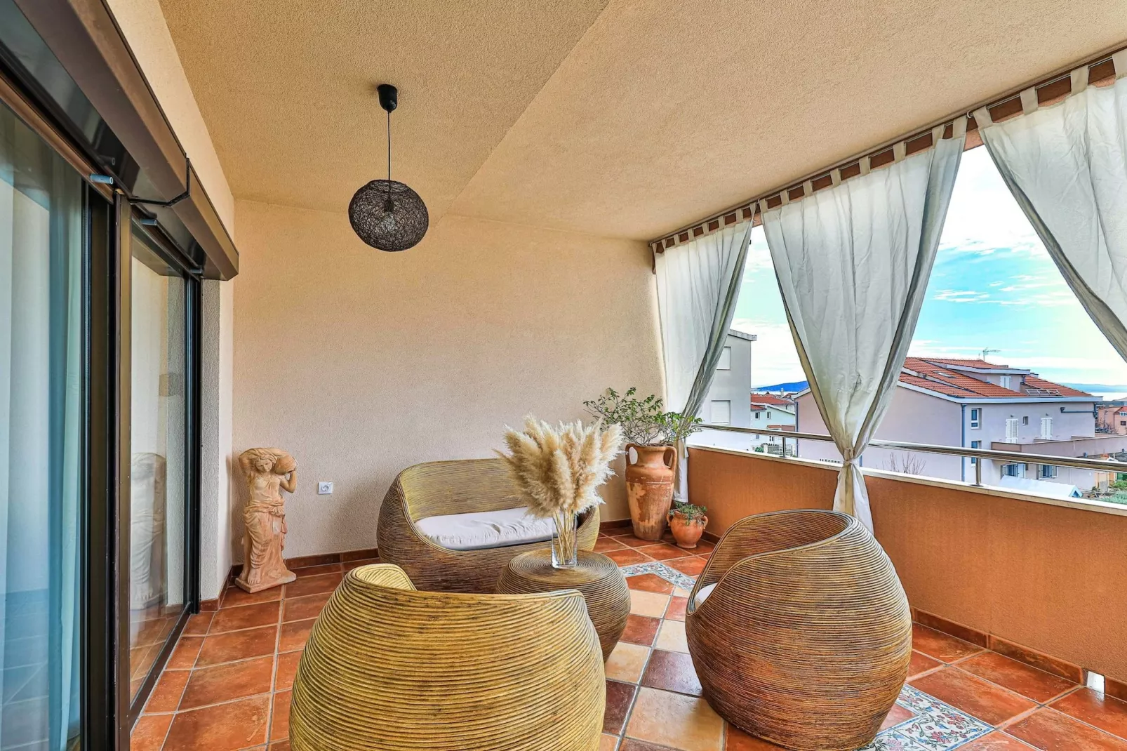 Charming Villa with Outdoor Pool, BBQ, and Sun Deck in Tranquil Kaštela Area - Five bedroom Villa - Terrasbalkon