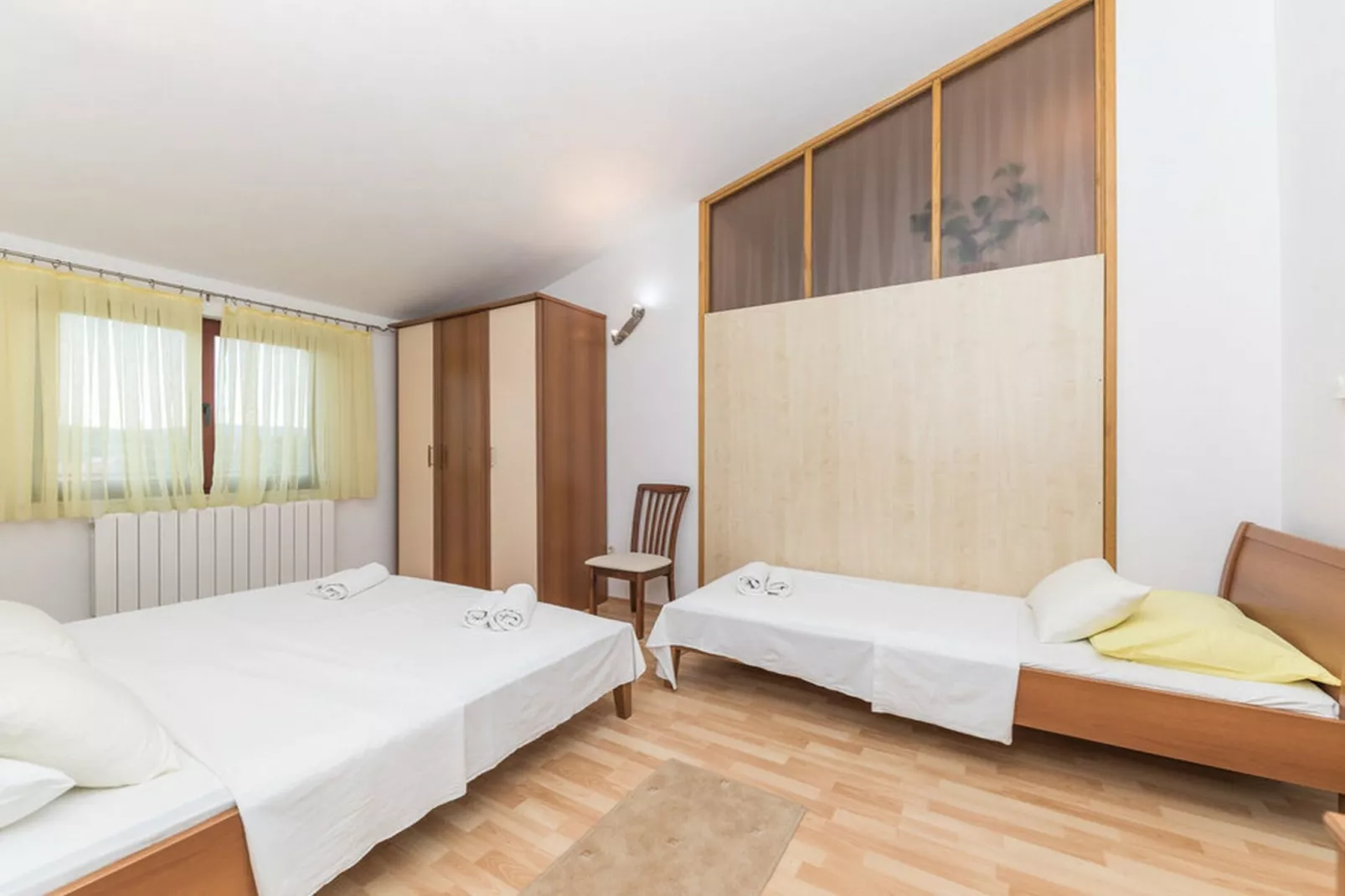 Relaxing Holiday Home with Pool, Fitness Area, and Entertainment Facilities - Six Bedroom Holiday Home - Slaapkamer