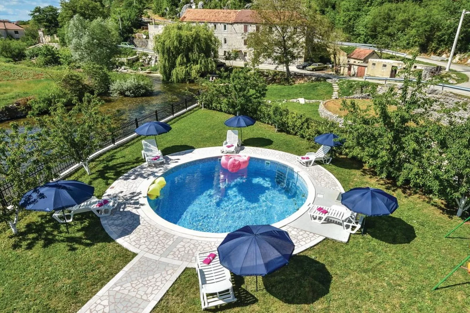 Serene Villa with Pool, BBQ, and Authentic Tavern Surrounded by Nature - Five Bedroom Holiday Home - Uitzicht