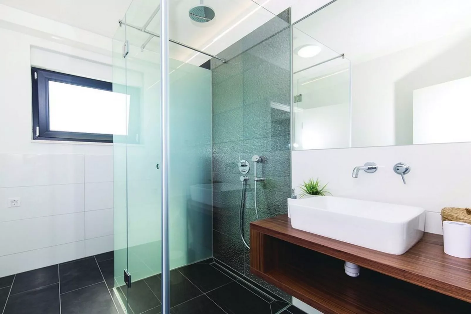 Modern Kastel Villa with Private Pool, Gym, and Large Outdoor Space - Eight Bedroom Villa - Badkamer
