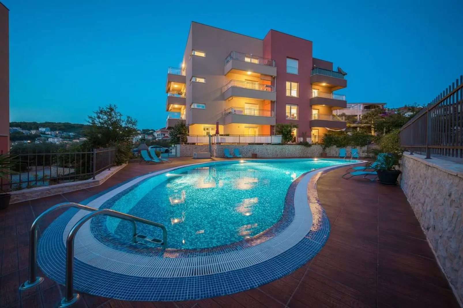 Luxury Apartment Okrug Gornji with Sea View and Pool - Three Bedroom Apartment with Sea View and Pool - Buitenlucht
