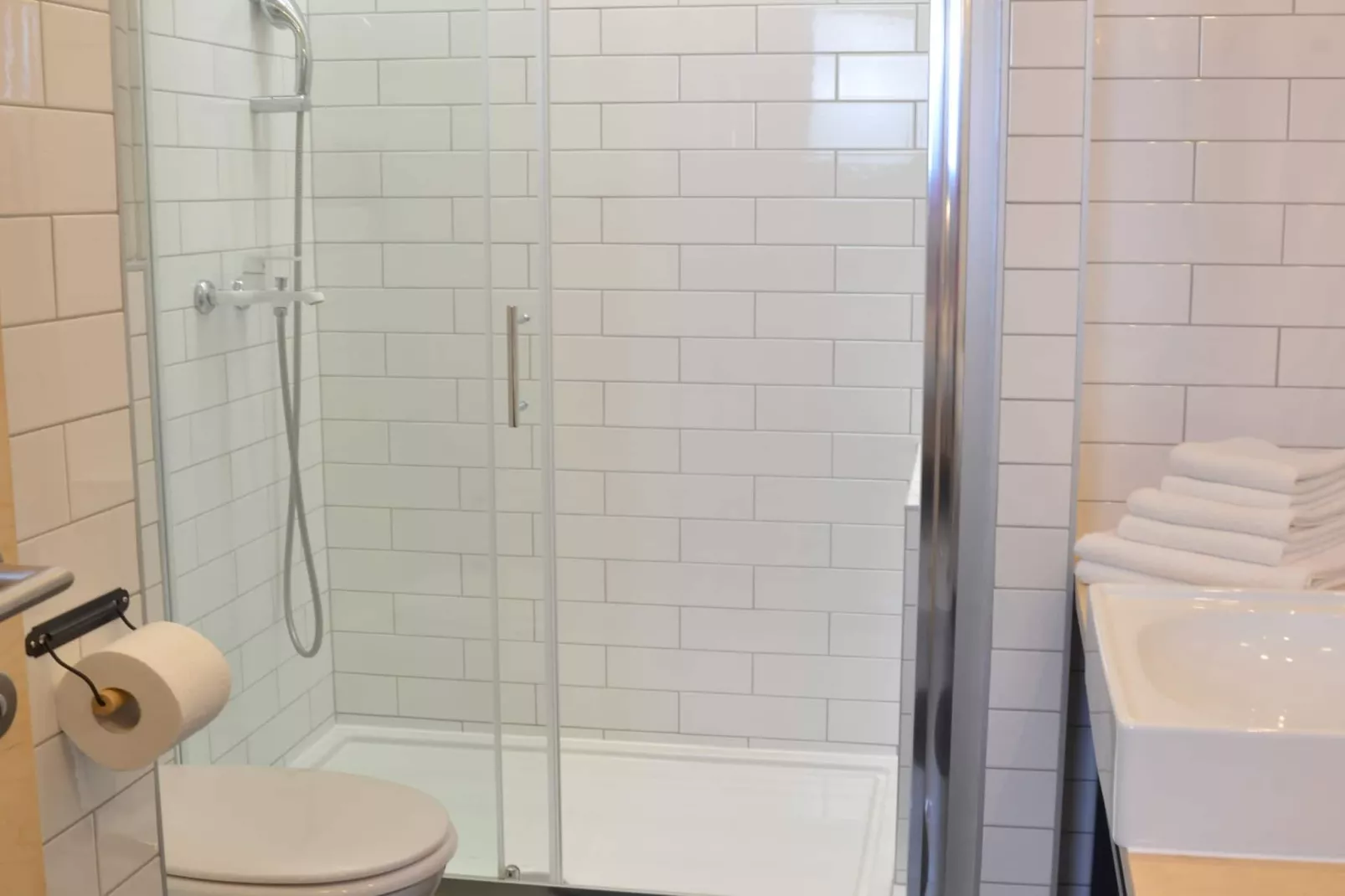 Stylish Apartments with Osijek Near Top Attractions - Comfort Studio Apartment - Maks - Badkamer