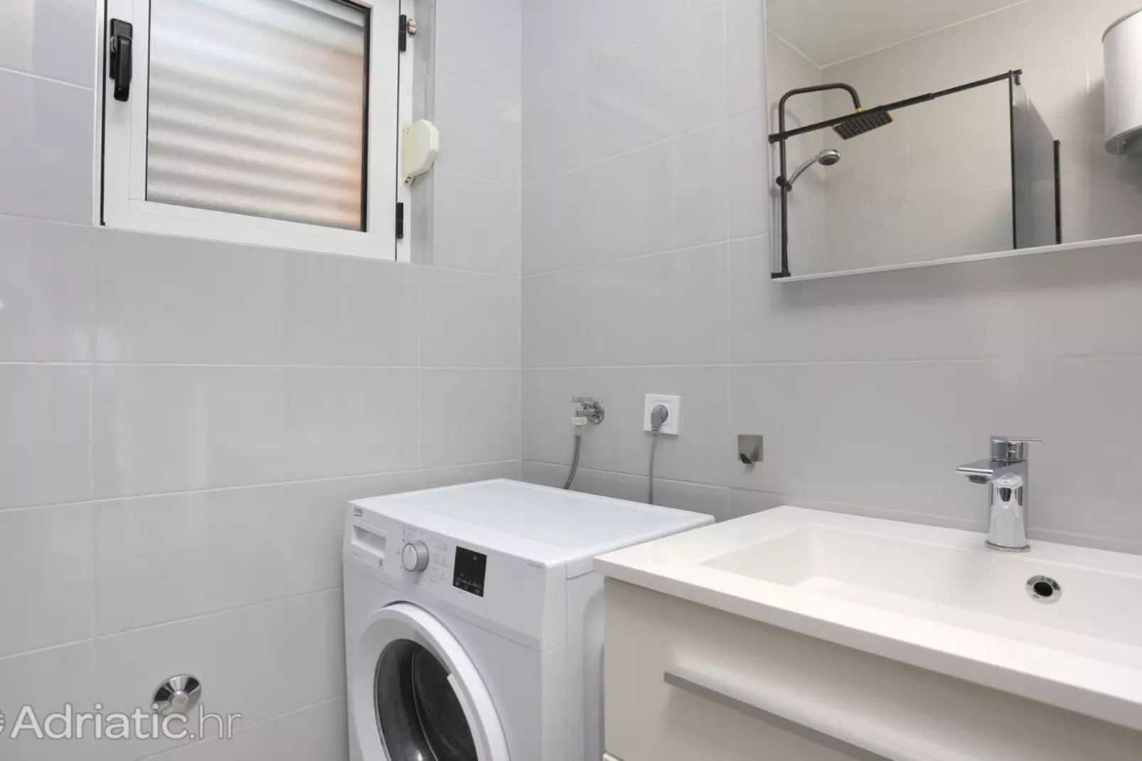Holiday Home Nada Rogoznica - Six Bedroom Holiday Home - Badkamer