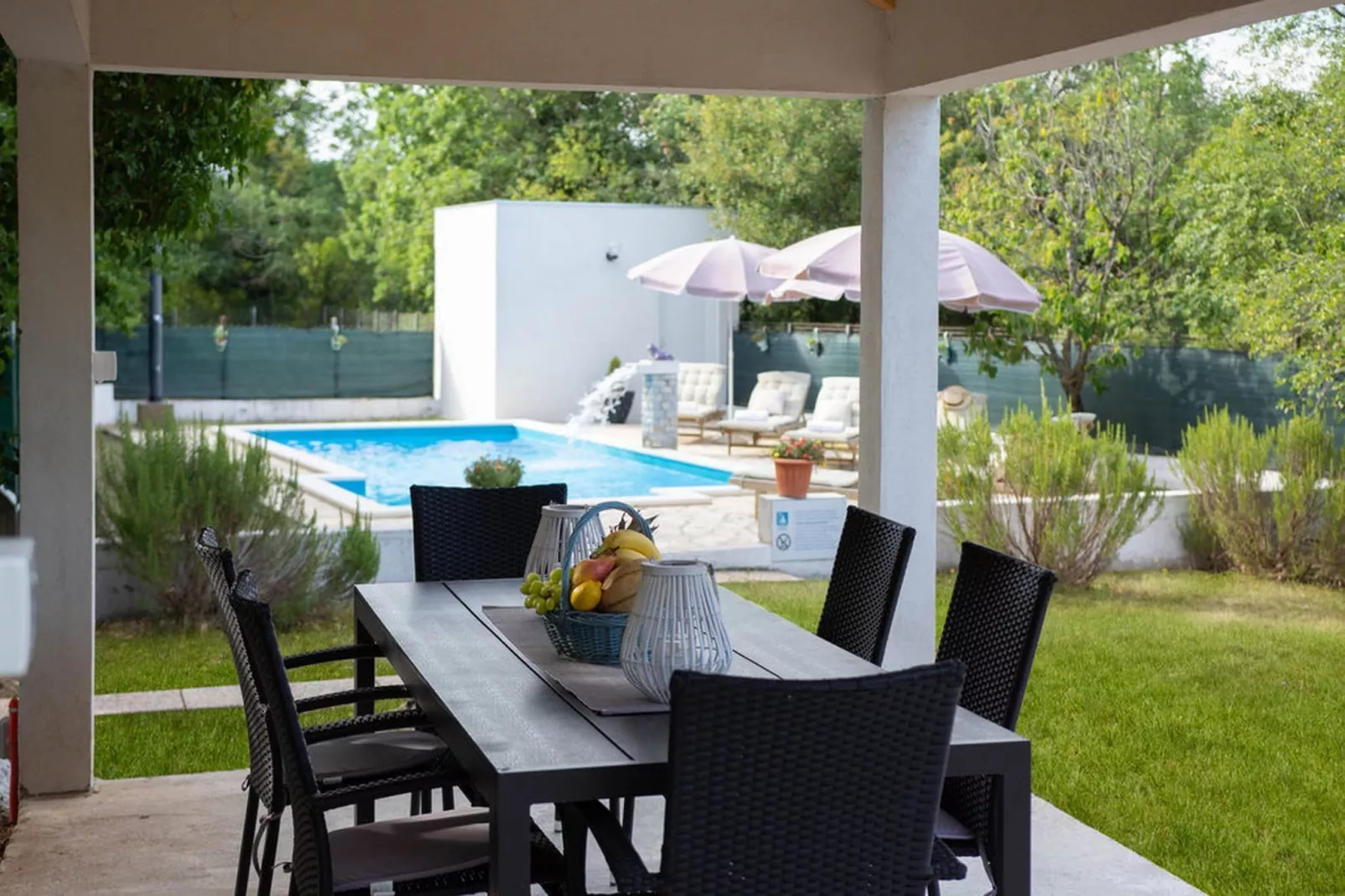 Spacious Prgomet Retreat with Private Pool, Fitness Centre, and Garden - Three Bedroom Villa - Tuinen zomer