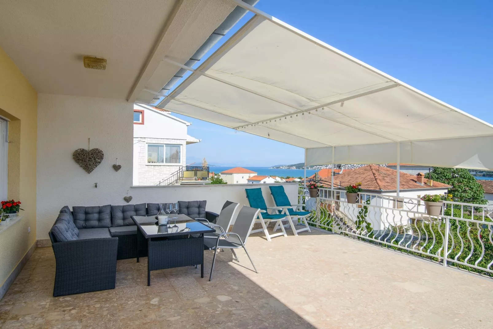 Modern Apartment Near Trogir Beach with Sea View Terrace and Lounge Area - Two Bedroom Apartment - Binnen