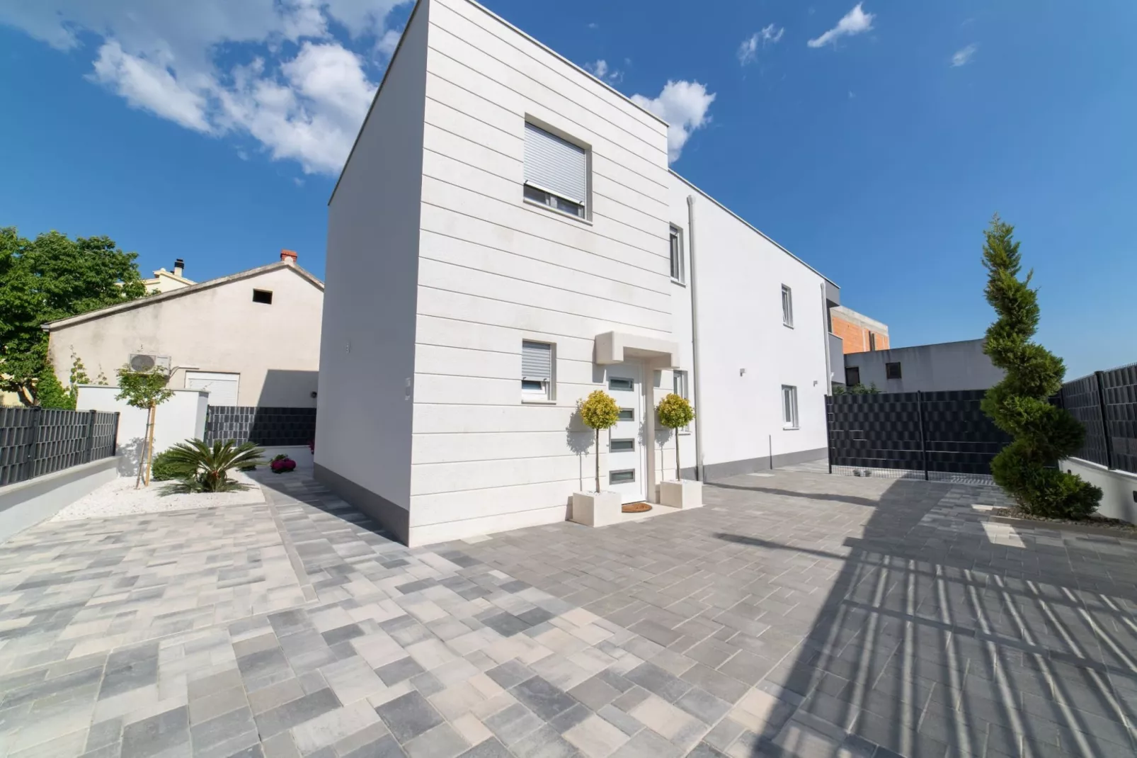 Luxury Kastela Villa with Heated Pool and Lounge Area - Four Bedroom Villa - Buitenlucht