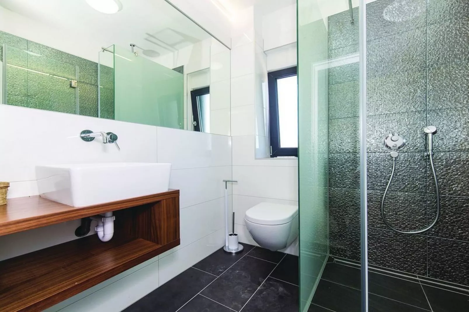 Modern Kastel Villa with Private Pool, Gym, and Large Outdoor Space - Eight Bedroom Villa - Badkamer