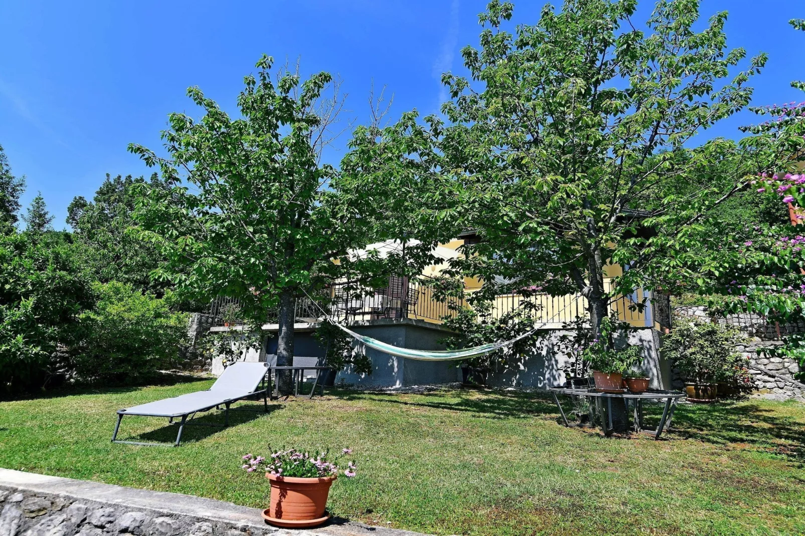 Charming Holiday Home with Terrace and Garden - One Bedroom Holiday Home - Buitenlucht