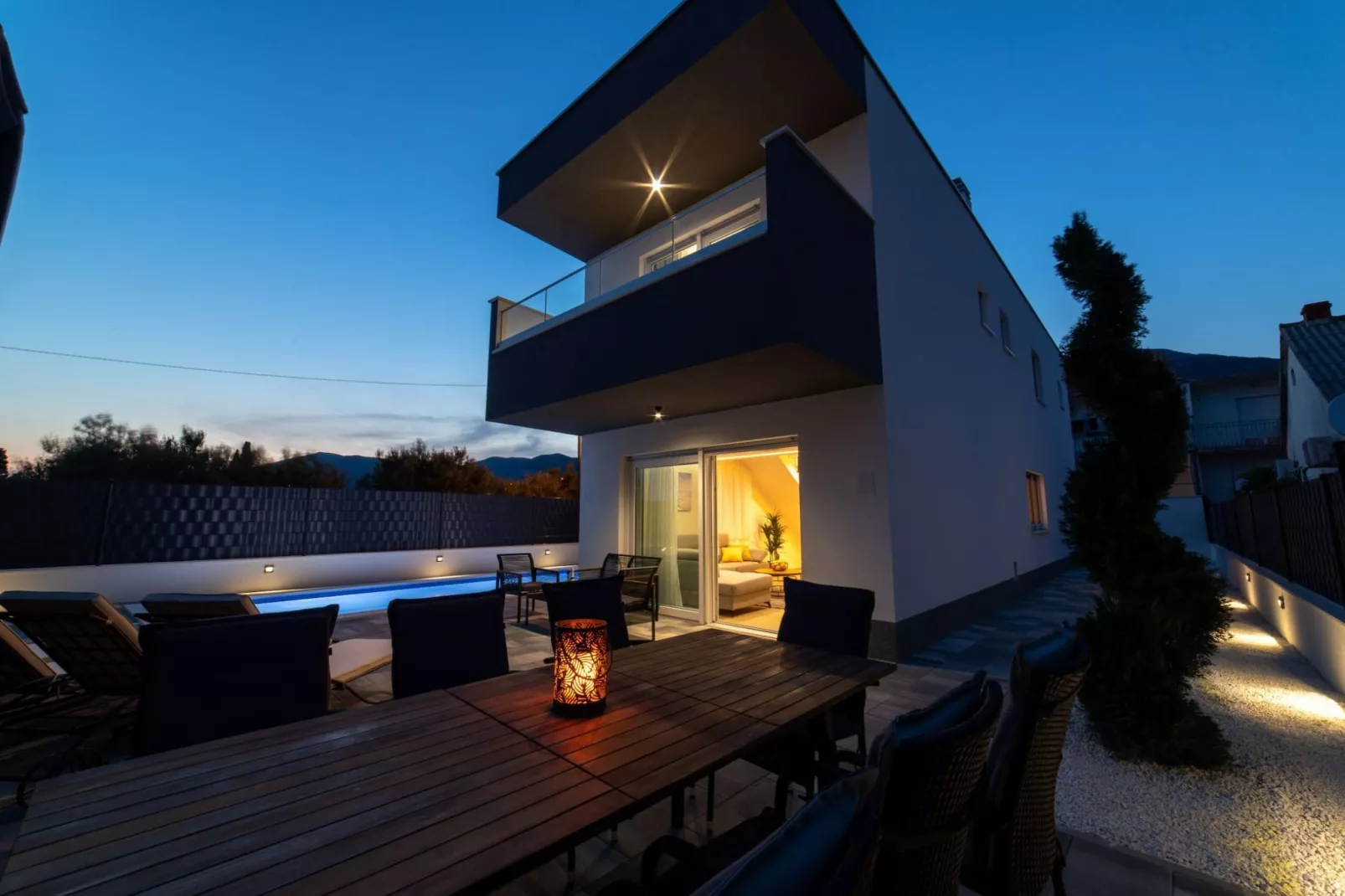 Luxury Kastela Villa with Heated Pool and Lounge Area - Four Bedroom Villa - Buitenlucht