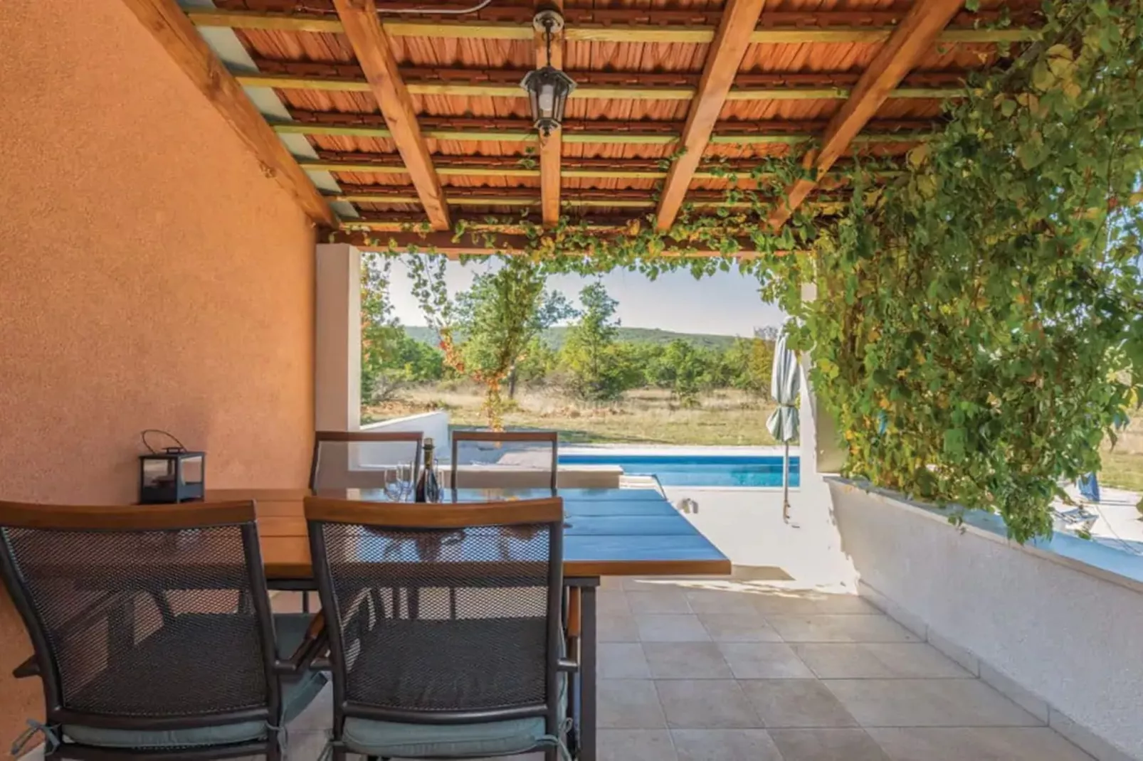 Tranquil Holiday Home with Pool, Garden, and Playground in a Peaceful Countryside Setting - Three Bedroom Holiday Home - Binnen