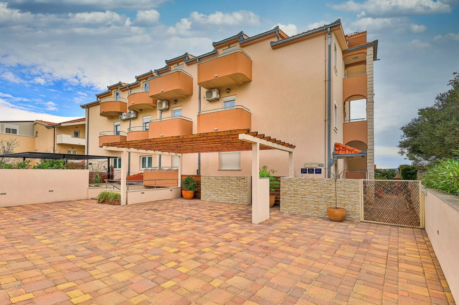 Charming Villa with Outdoor Pool, BBQ, and Sun Deck in Tranquil Kaštela Area - Five bedroom Villa - Buitenlucht