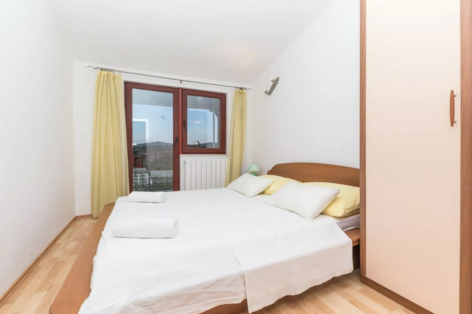 Relaxing Holiday Home with Pool, Fitness Area, and Entertainment Facilities - Six Bedroom Holiday Home - Slaapkamer