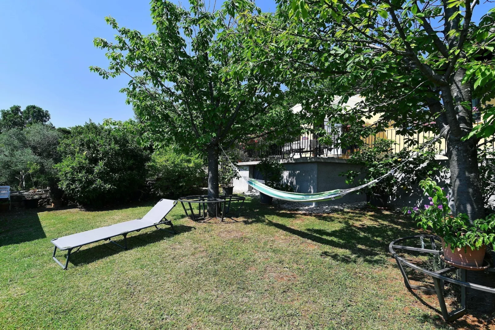 Charming Holiday Home with Terrace and Garden - One Bedroom Holiday Home - Buitenlucht