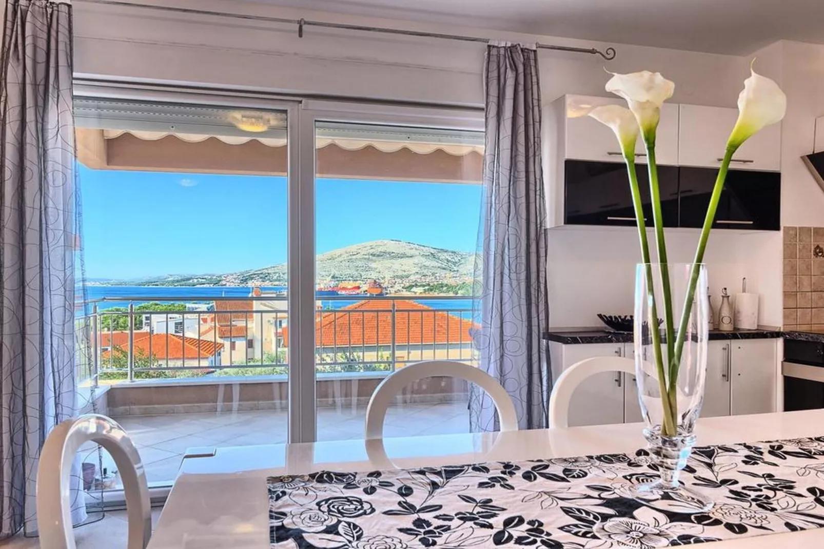 Luxury Apartment Okrug Gornji with Sea View and Pool - Three Bedroom Apartment with Sea View and Pool - Binnen