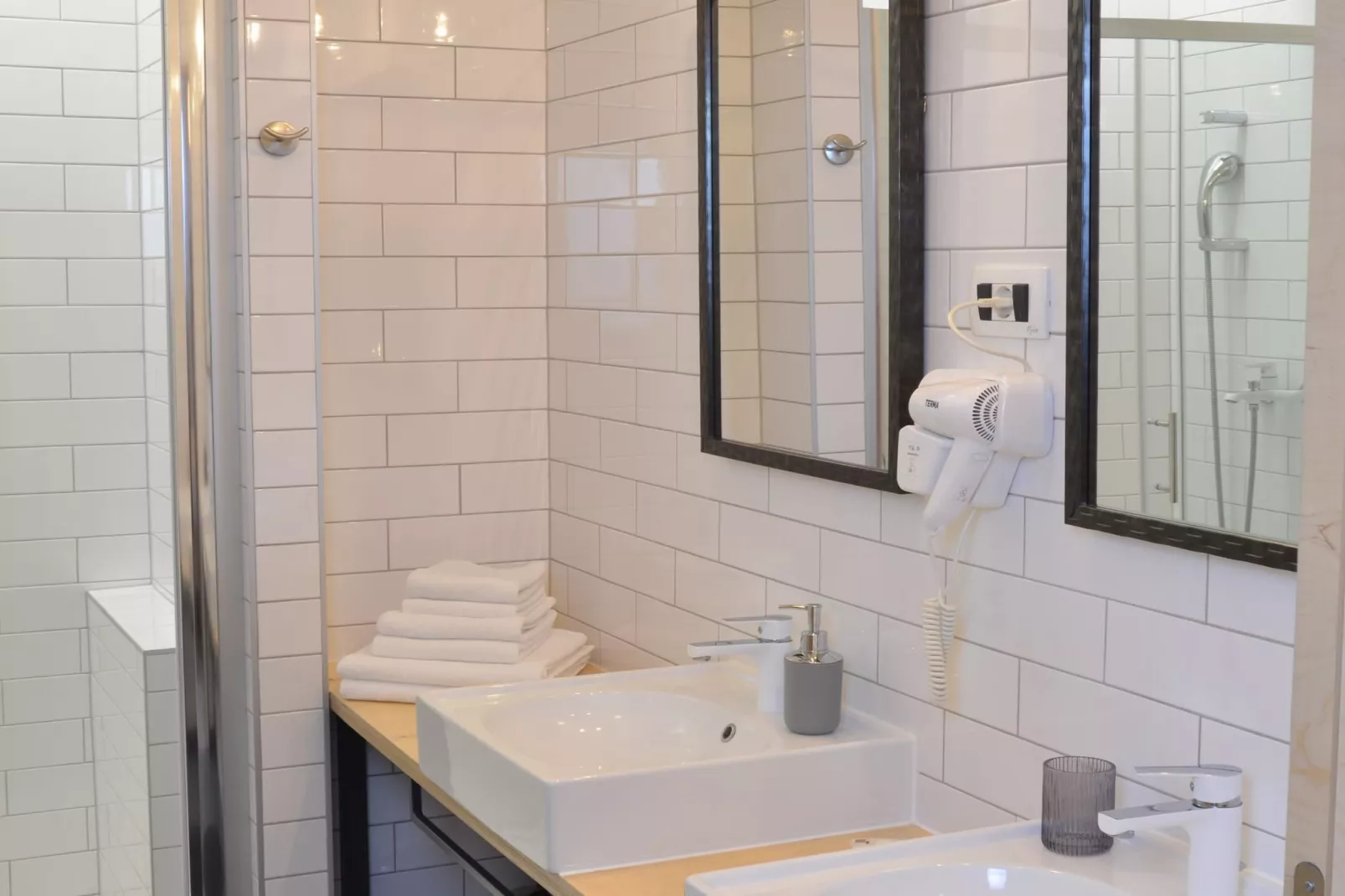 Stylish Apartments with Osijek Near Top Attractions - Comfort Studio Apartment - Maks - Badkamer