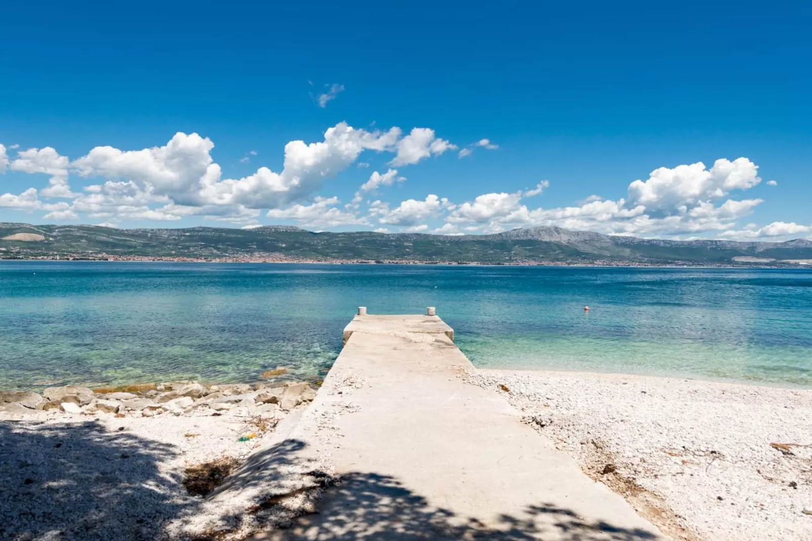 Seaside Getaway Holiday Home with Patio Slatine - Three Bedroom Holiday Home - Badkamer