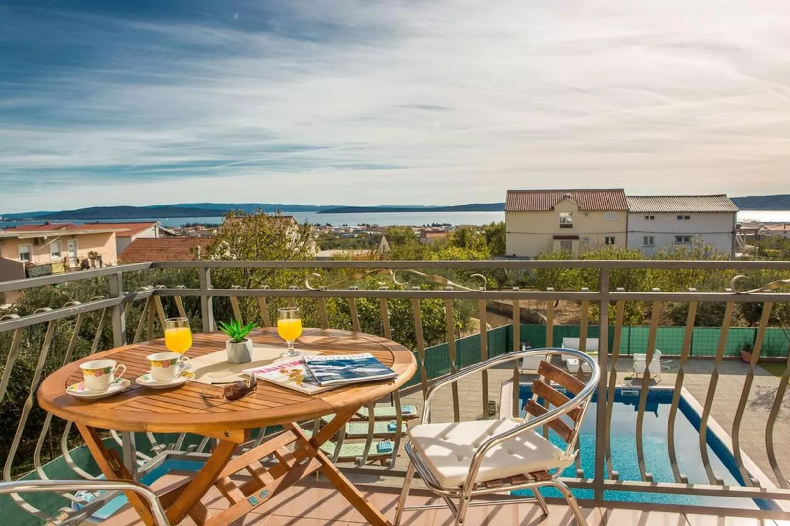 Spacious Holiday Home with Pool and Hot Tub in Kastel Stari - Four Bedroom Holiday Home with Pool - Uitzicht