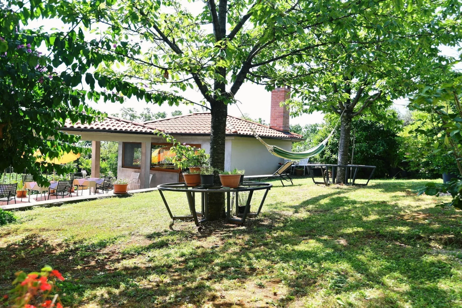 Charming Holiday Home with Terrace and Garden - One Bedroom Holiday Home - Buitenlucht