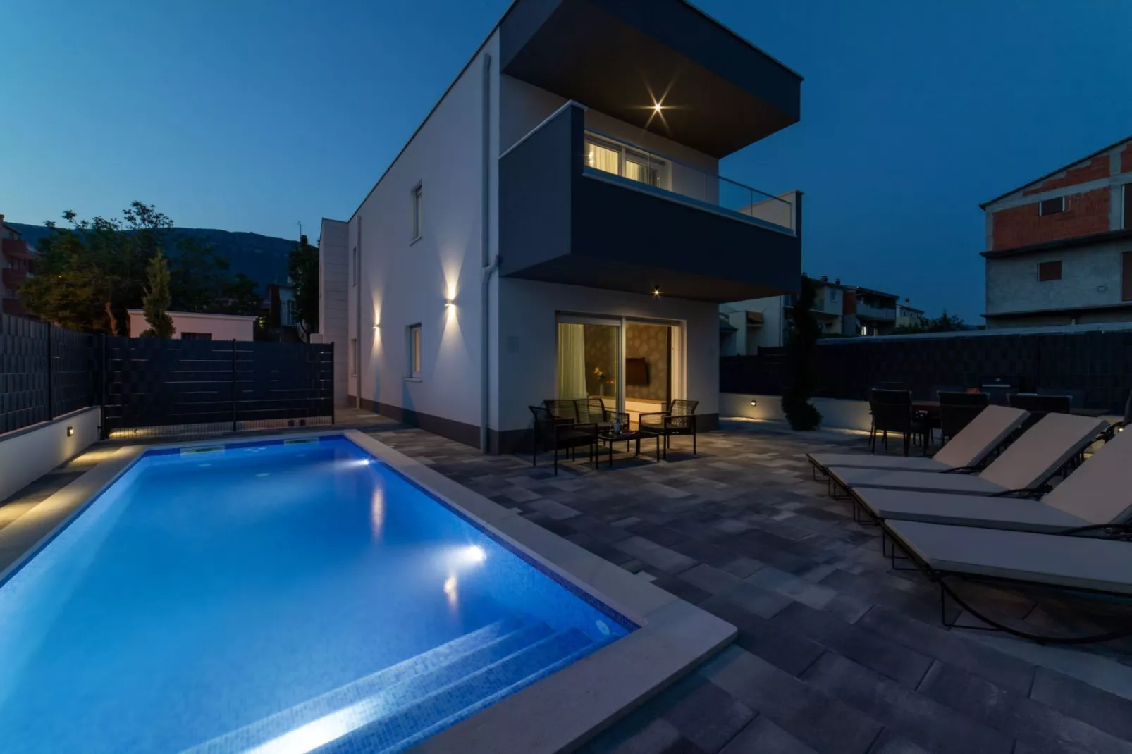 Luxury Kastela Villa with Heated Pool and Lounge Area - Four Bedroom Villa - Zwembad