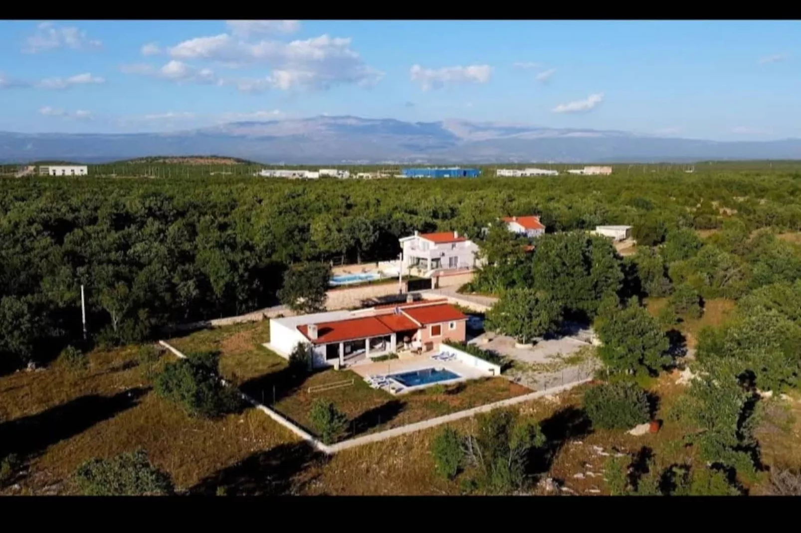 Tranquil Holiday Home with Pool, Garden, and Playground in a Peaceful Countryside Setting - Three Bedroom Holiday Home - Uitzicht