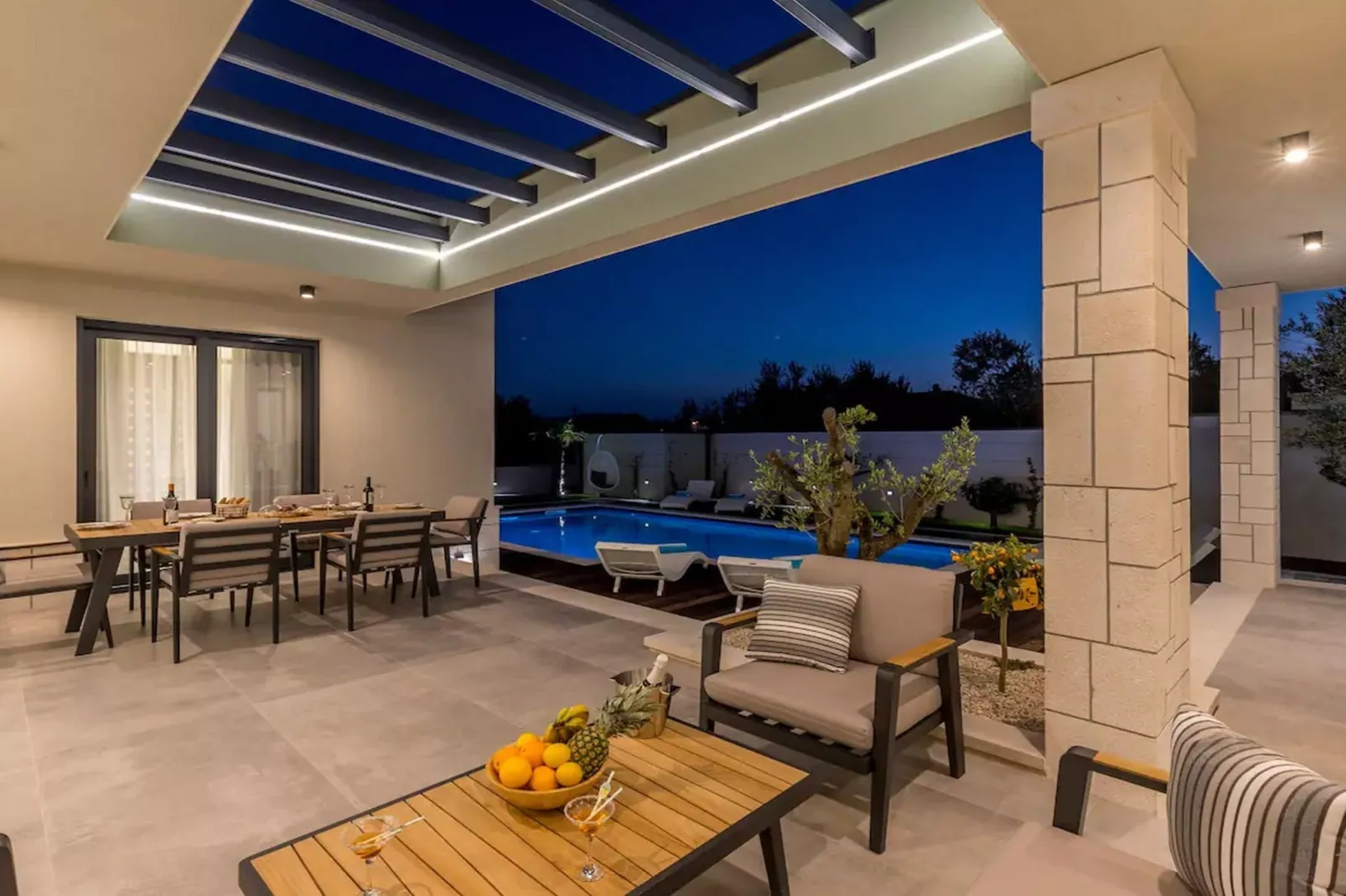 Sophisticated Oasis Residence Villa with Pool - Three Bedroom Villa with Pool - Binnen