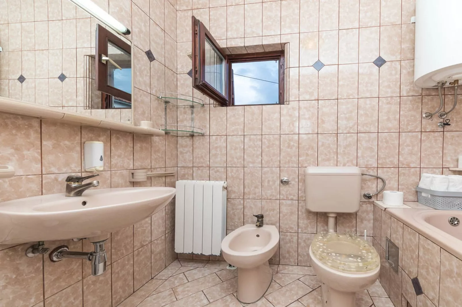 Relaxing Holiday Home with Pool, Fitness Area, and Entertainment Facilities - Six Bedroom Holiday Home - Badkamer