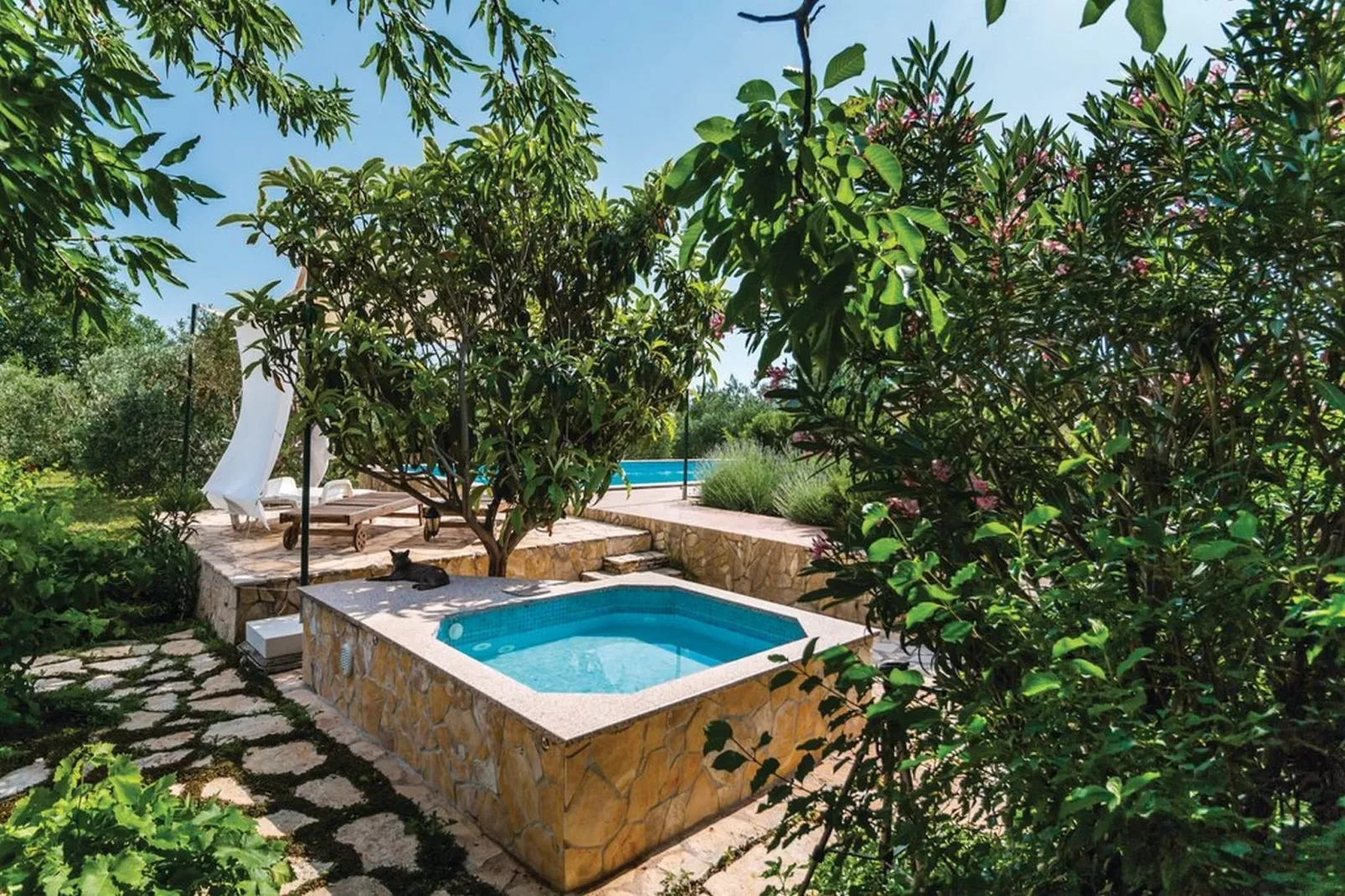 Picturesque Escape Holiday Home with Pool and Sauna - Four Bedroom Holiday Home with Sauna and Pool - Zwembad