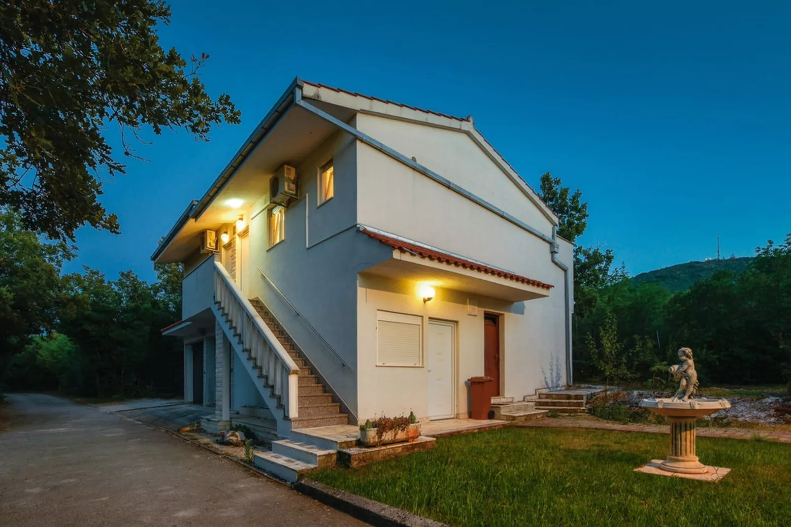 Spacious Prgomet Retreat with Private Pool, Fitness Centre, and Garden - Three Bedroom Villa - Buitenlucht