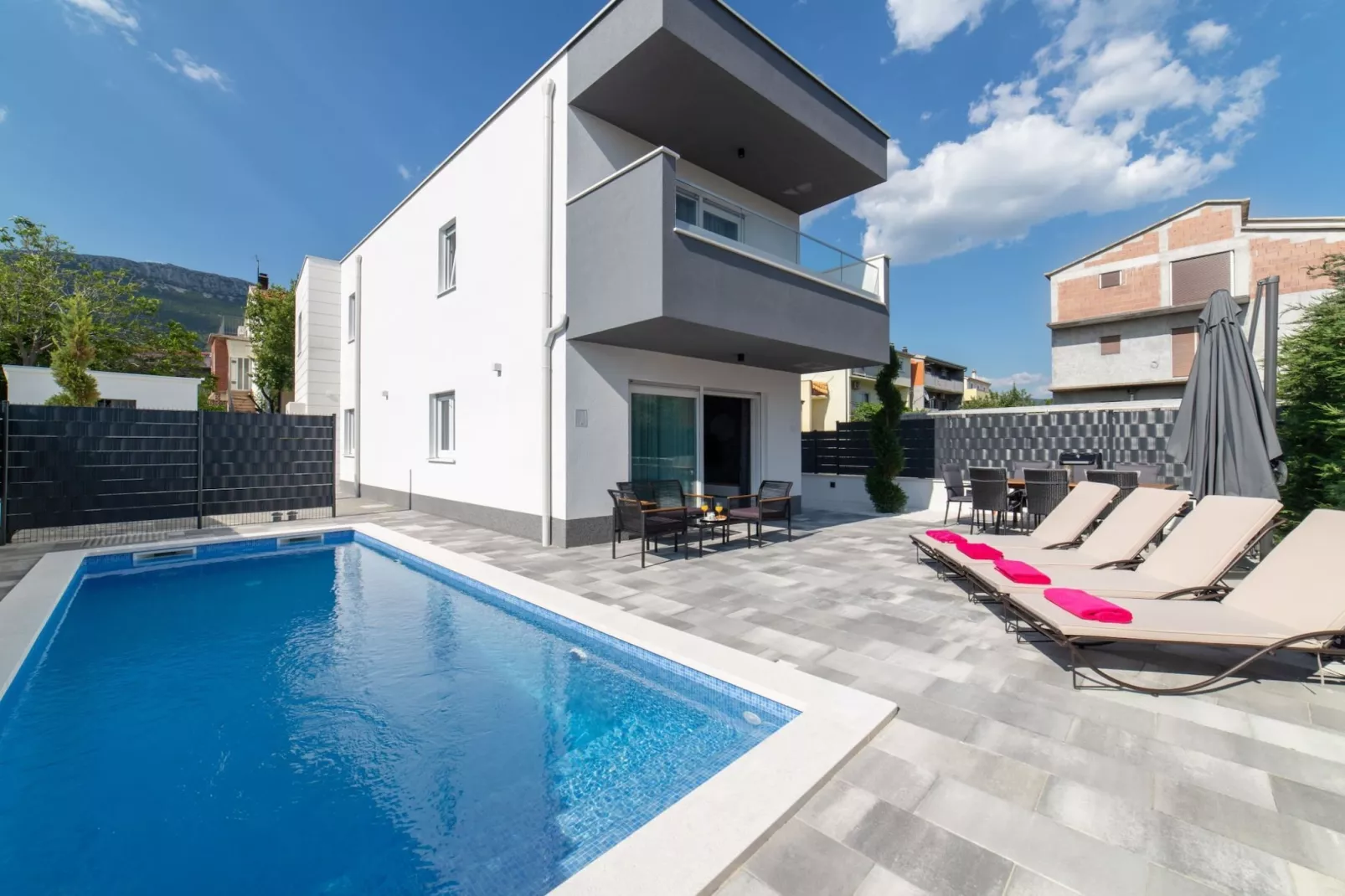 Luxury Kastela Villa with Heated Pool and Lounge Area - Four Bedroom Villa - Zwembad