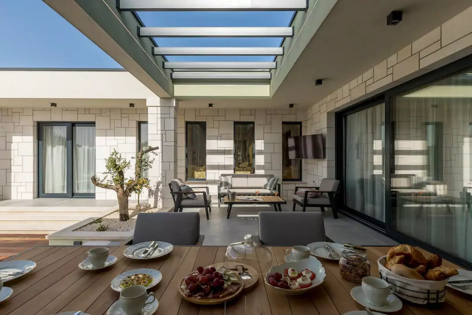 Sophisticated Oasis Residence Villa with Pool - Three Bedroom Villa with Pool - Binnen