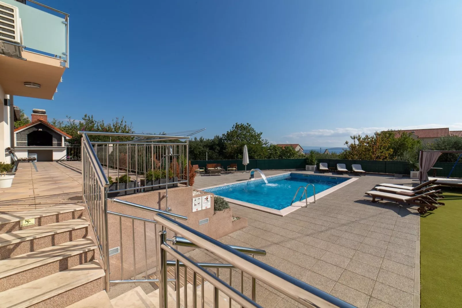 Spacious Holiday Home with Pool and Hot Tub in Kastel Stari - Four Bedroom Holiday Home with Pool - Uitzicht