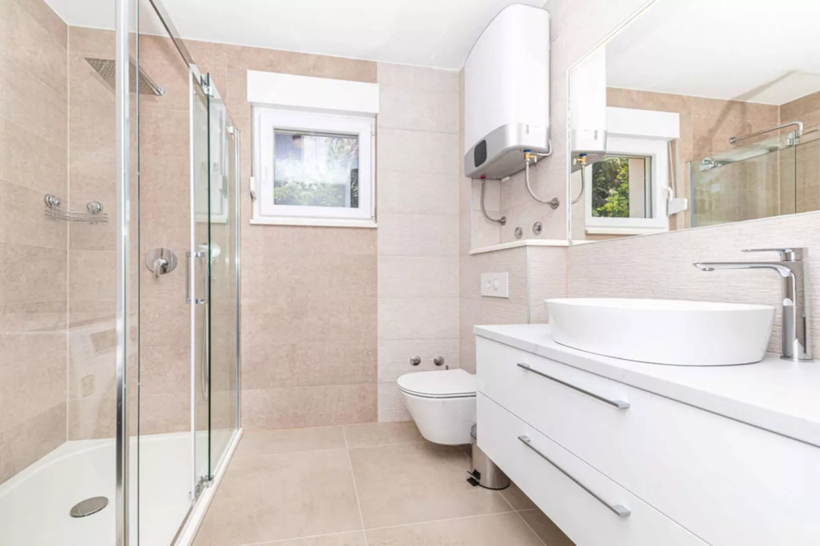 Expansive Retreat with Private Pool & BBQ, Near the Beach - Six Bedroom Villa - Badkamer
