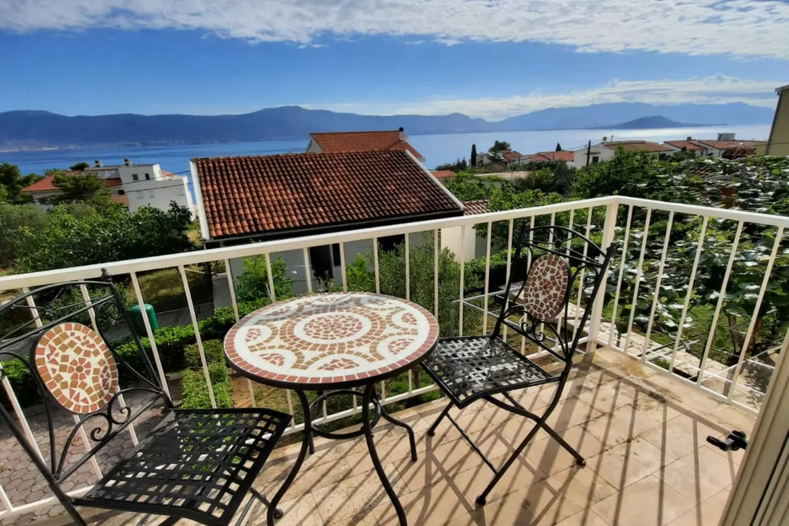 Seaside Getaway Holiday Home with Patio Slatine - Three Bedroom Holiday Home - Terrasbalkon