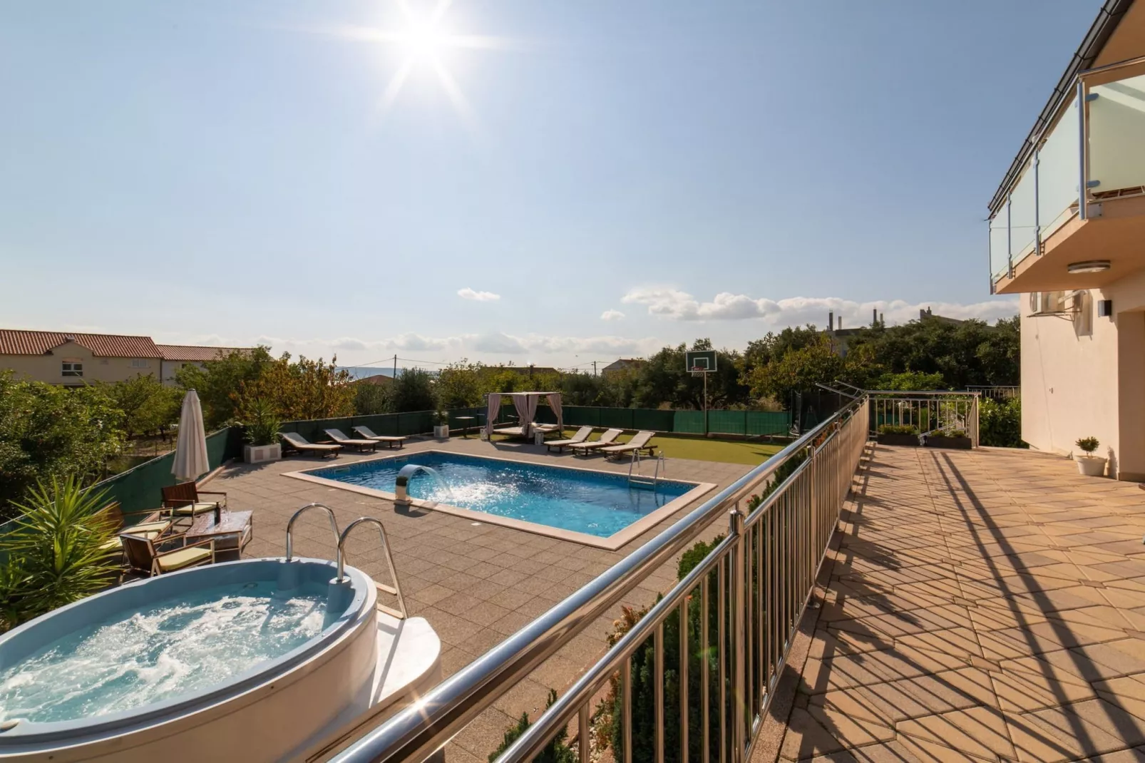 Spacious Holiday Home with Pool and Hot Tub in Kastel Stari - Four Bedroom Holiday Home with Pool - Uitzicht