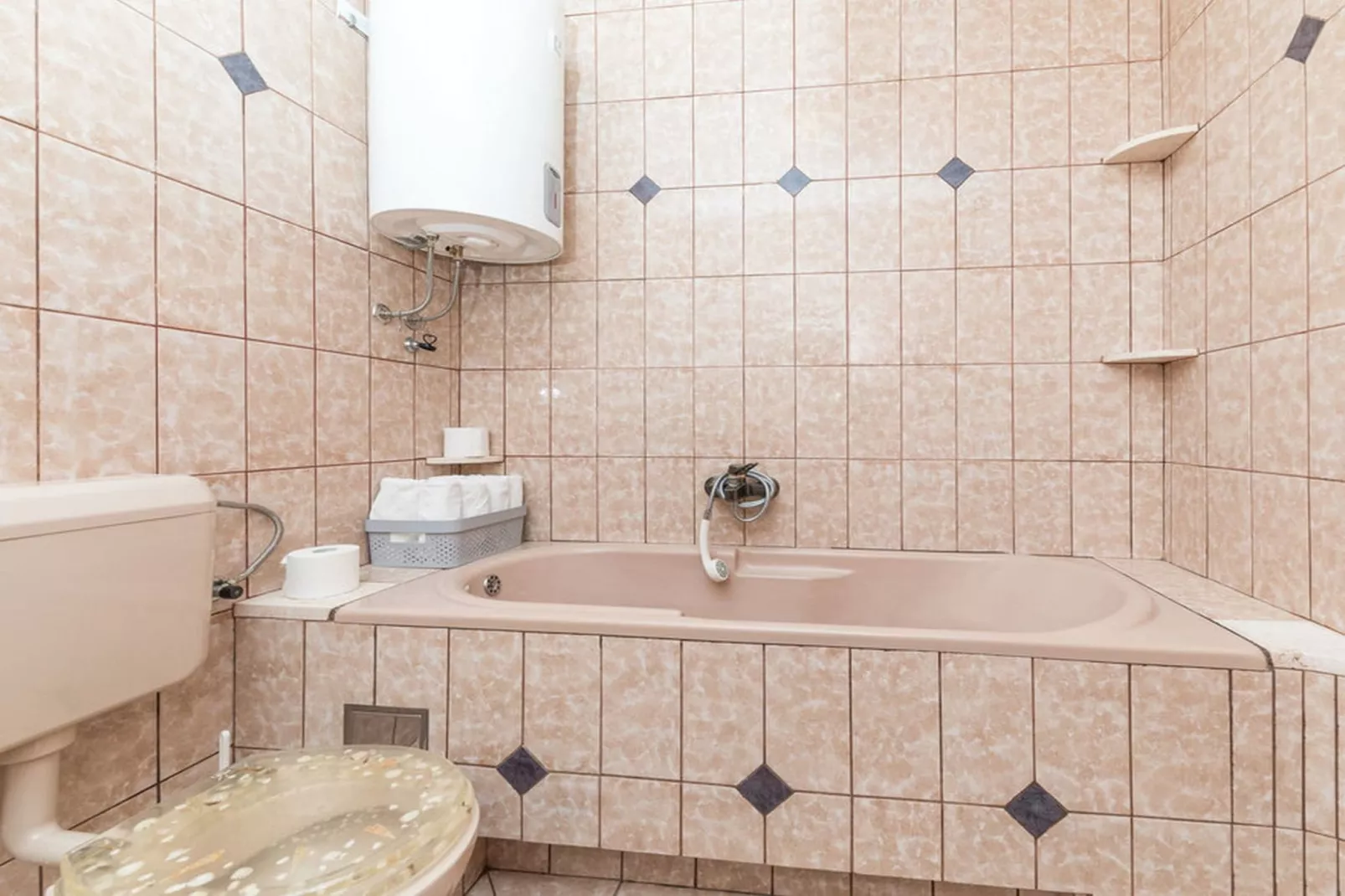 Relaxing Holiday Home with Pool, Fitness Area, and Entertainment Facilities - Six Bedroom Holiday Home - Badkamer