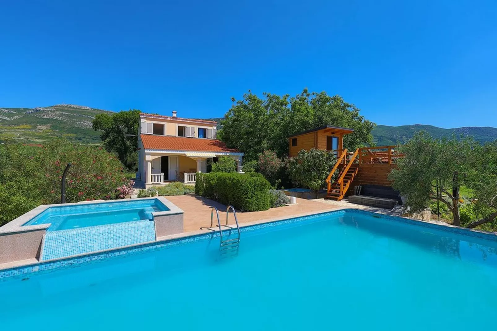 Picturesque Escape Holiday Home with Pool and Sauna - Four Bedroom Holiday Home with Sauna and Pool - Zwembad
