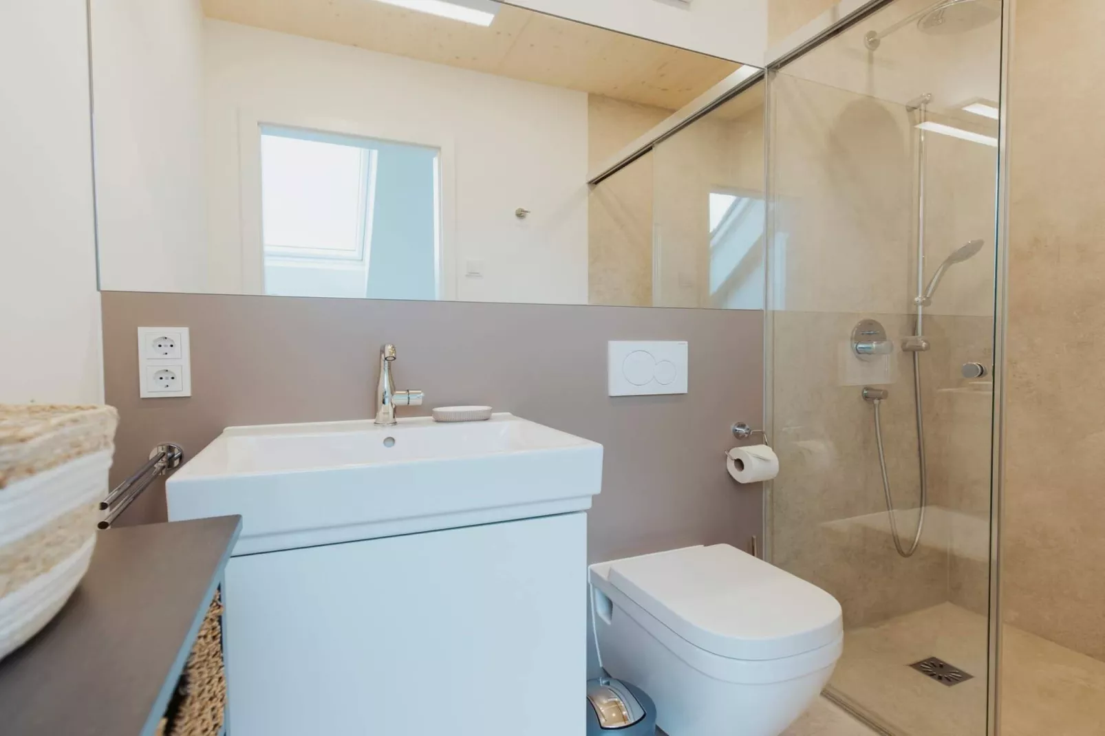 Drievoudig beglaasde oase, Sagard - Binnen