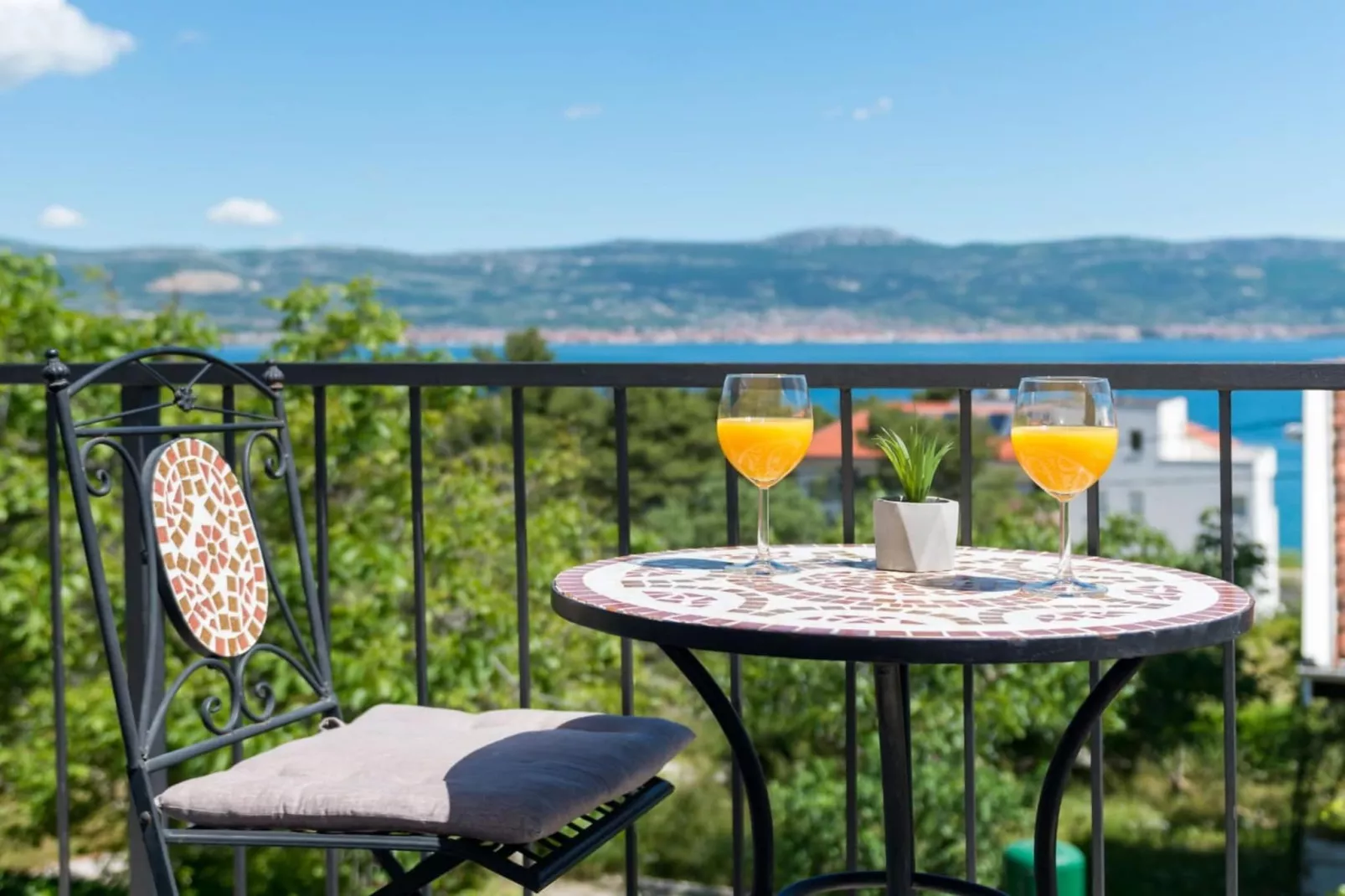 Seaside Getaway Holiday Home with Patio Slatine - Three Bedroom Holiday Home - Terrasbalkon