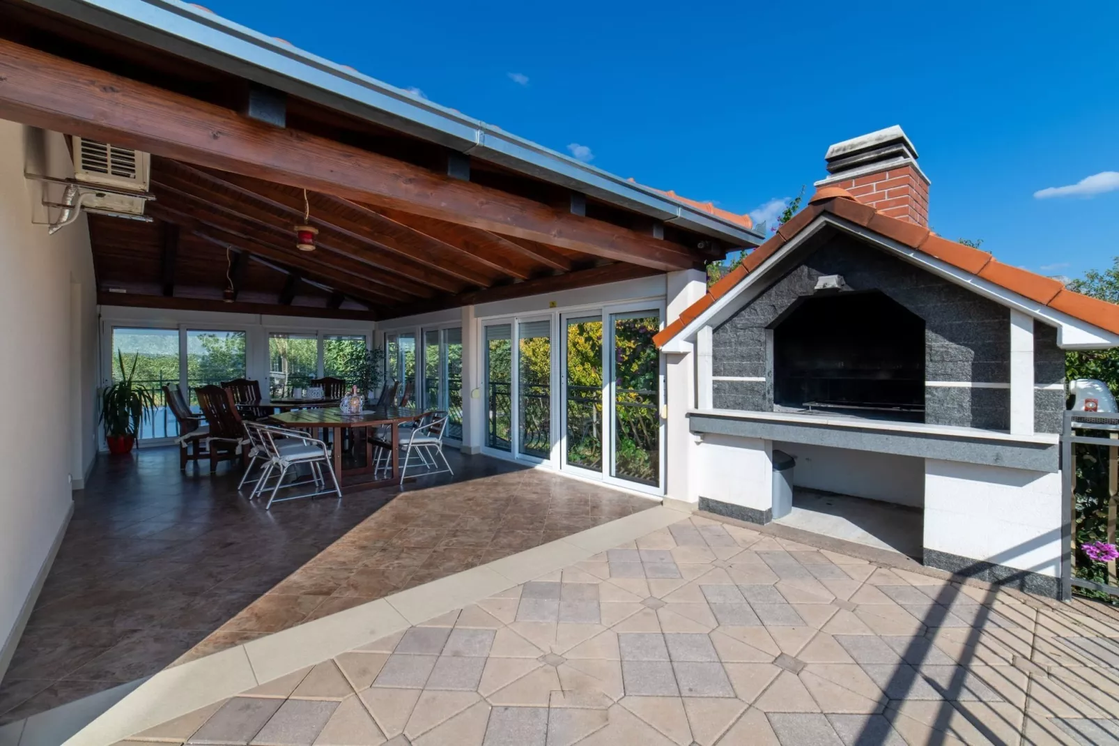 Spacious Holiday Home with Pool and Hot Tub in Kastel Stari - Four Bedroom Holiday Home with Pool - Uitzicht