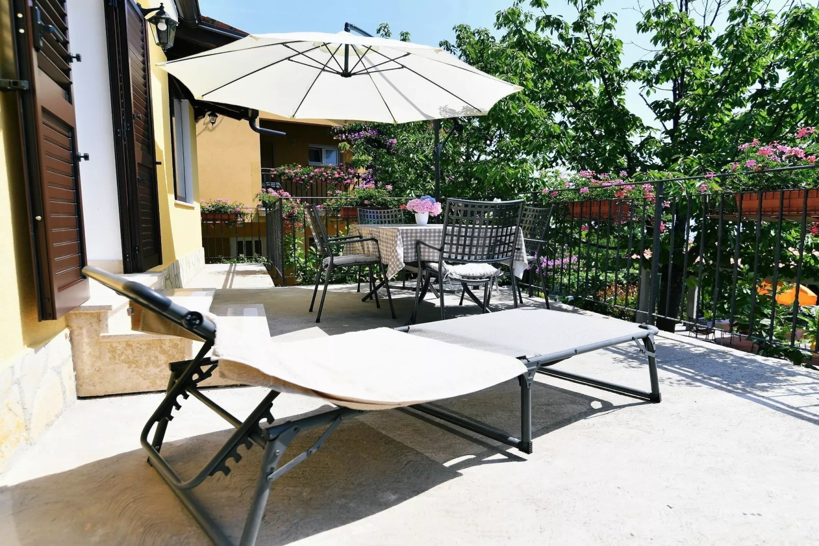 Charming Holiday Home with Terrace and Garden - One Bedroom Holiday Home - Terras