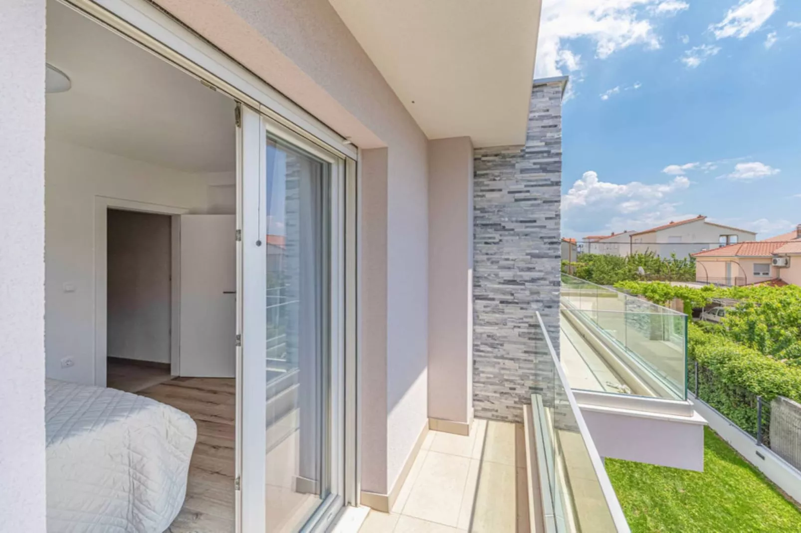 Expansive Retreat with Private Pool & BBQ, Near the Beach - Six Bedroom Villa - Terrasbalkon