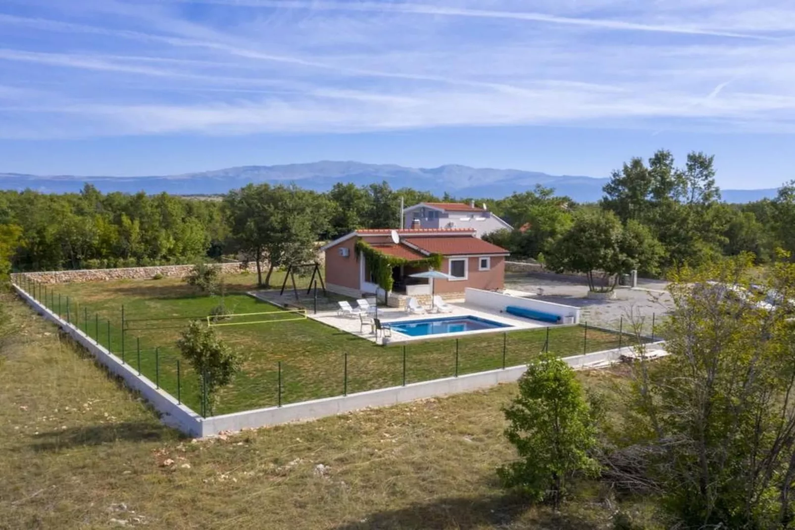 Tranquil Holiday Home with Pool, Garden, and Playground in a Peaceful Countryside Setting - Three Bedroom Holiday Home - Uitzicht